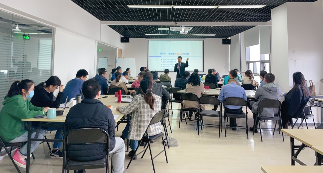 聚势谋远，，，惟实励新 | 银河电子游戏13312023年中高层治理职员培训会圆满竣事